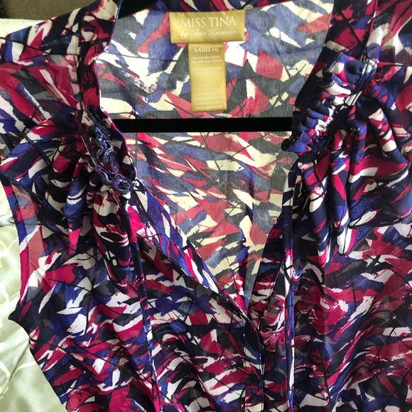 Blouse by Tina (Beyoncé mom) - Picture 10 of 11